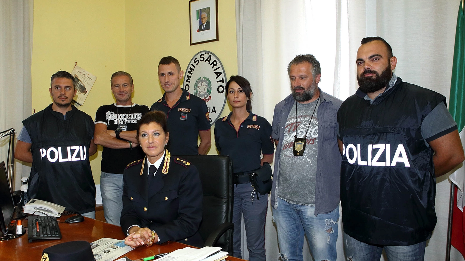 Mara Ferasin con il personale della polizia di Montecatini