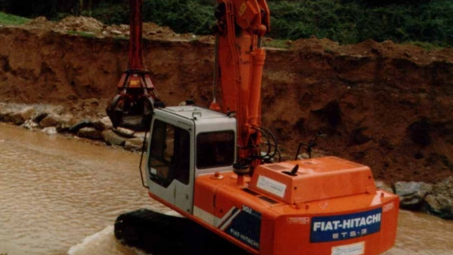 Per liberare un canale è stato usato anche un escavatore