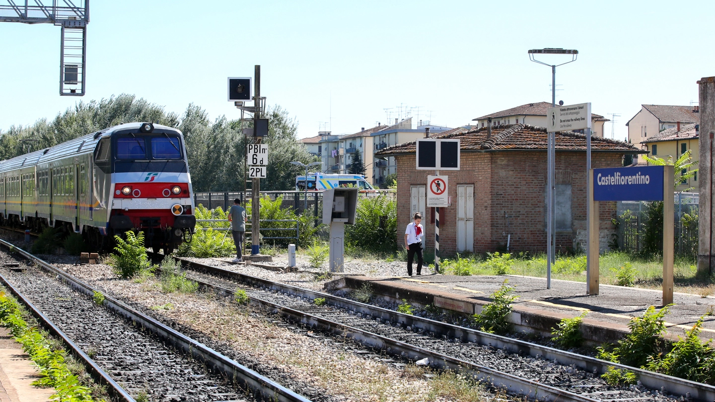 Un treno in arrivo alla stazione di Castelfiorentino (foto archivio)
