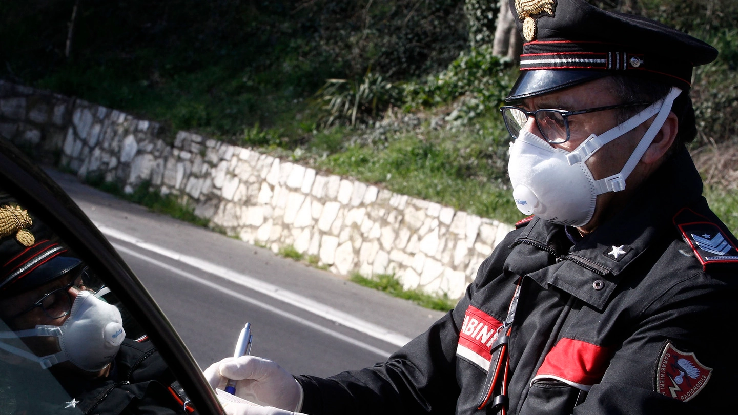 Controlli dei carabinieri (foto Lazzeroni)
