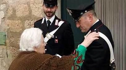 Inventano un incidente "Dacci soldi e gioielli" Anziana sventa la truffa Inventano un incidente "Dacci soldi e gioielli" Anziana sventa la truffa