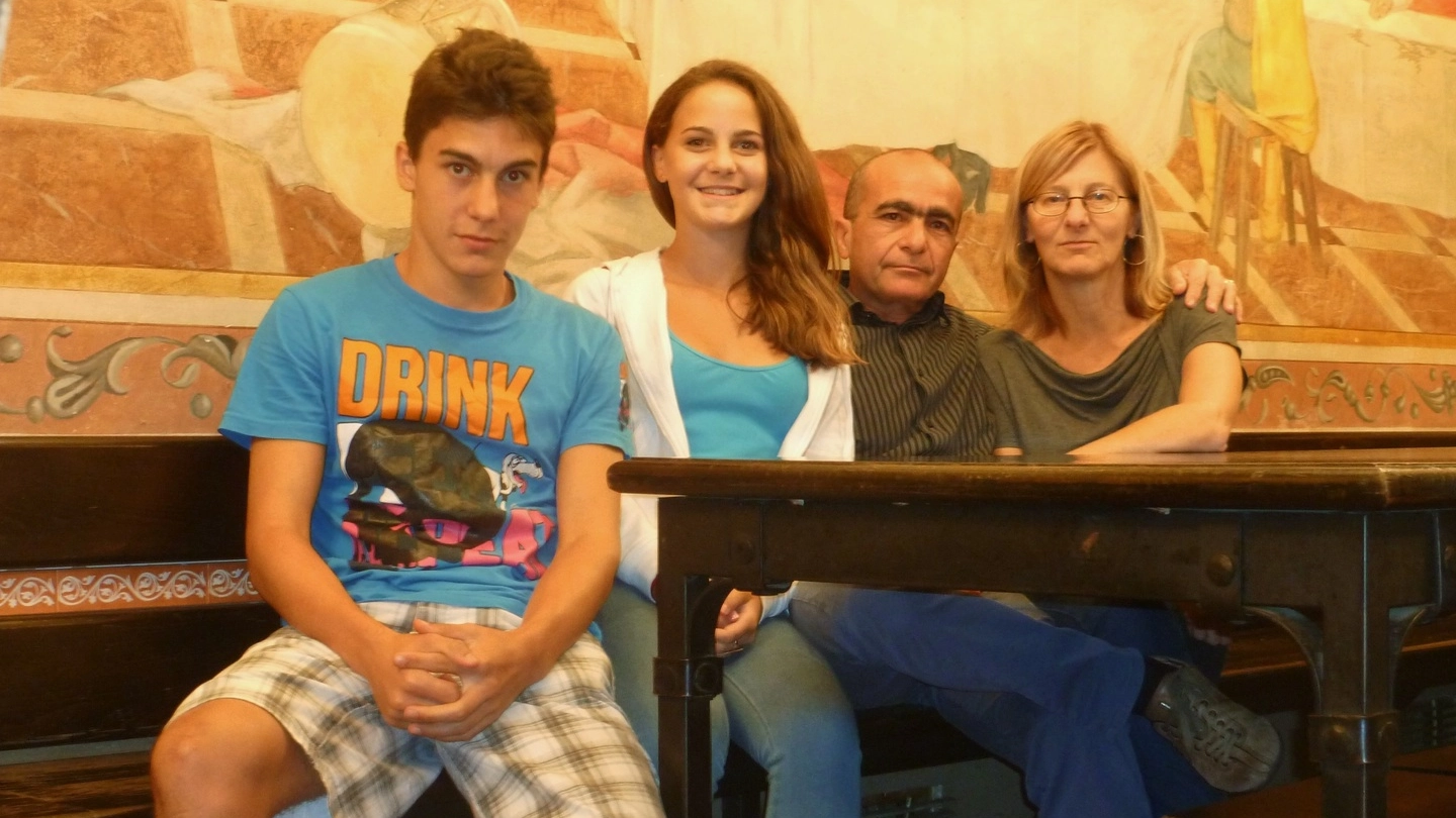 UNITI Michele Tienni insieme con la sorella più piccola di alcuni anni e i genitori, Claudia Araceli e Francesco Tienni
