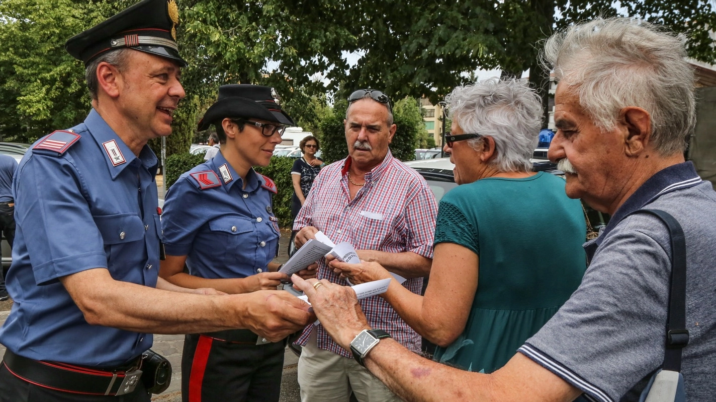 I carabinieri impegnati in una campagna di prevenzione delle truffe (foto d'archivio)