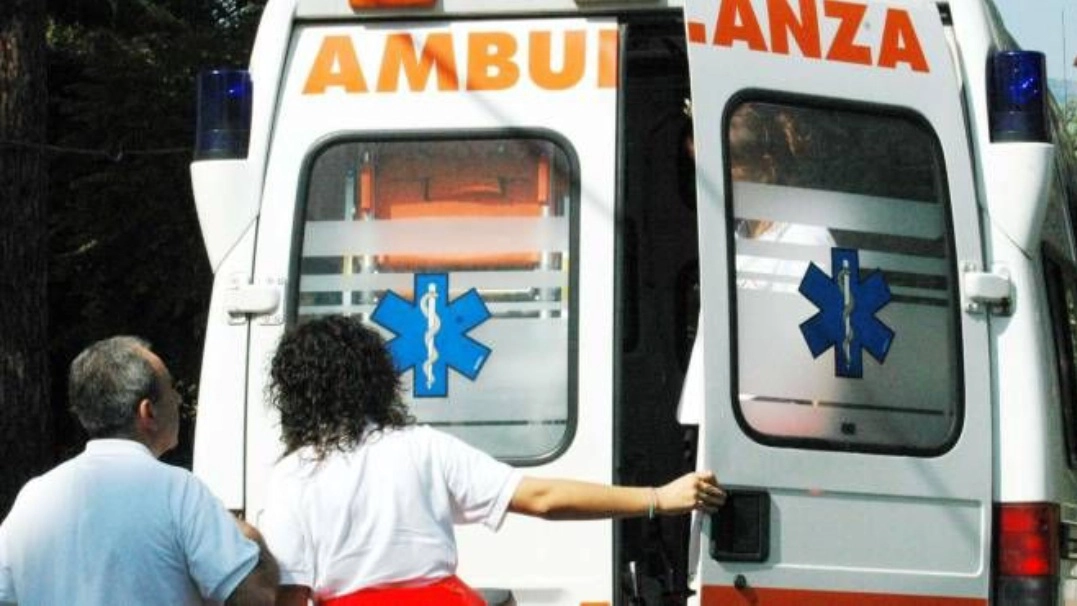 Ambulanza (immagine di repertorio) Ambulanza (immagine di repertorio)
