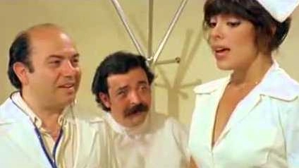 Lino Banfi nel film 'L’infermiera nella corsia dei militari', con Nadia Cassini