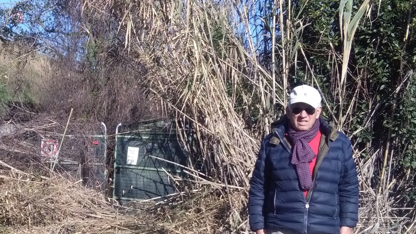Aldo Montani fra la spazzatura abbandonata lungo via Giuncaro