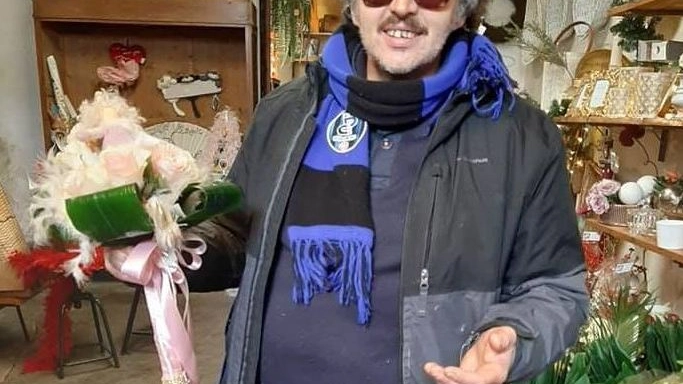 Antonio Grassotti con i suoi fiori (foto dal profilo fb) 