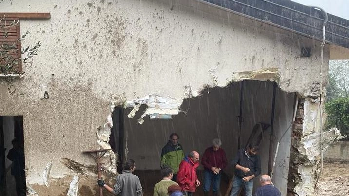 Valanga di fango, tronchi e pietre: "Non so come ci siamo salvati" Valanga di fango, tronchi e pietre: "Non so come ci siamo salvati"
