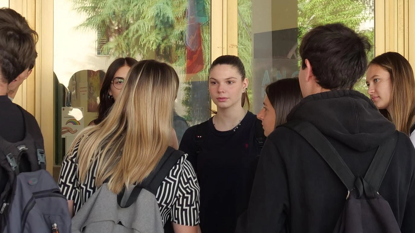 Il liceo Redi compie un secolo. Flash mob e magliette per la festa Il liceo Redi compie un secolo. Flash mob e magliette per la festa