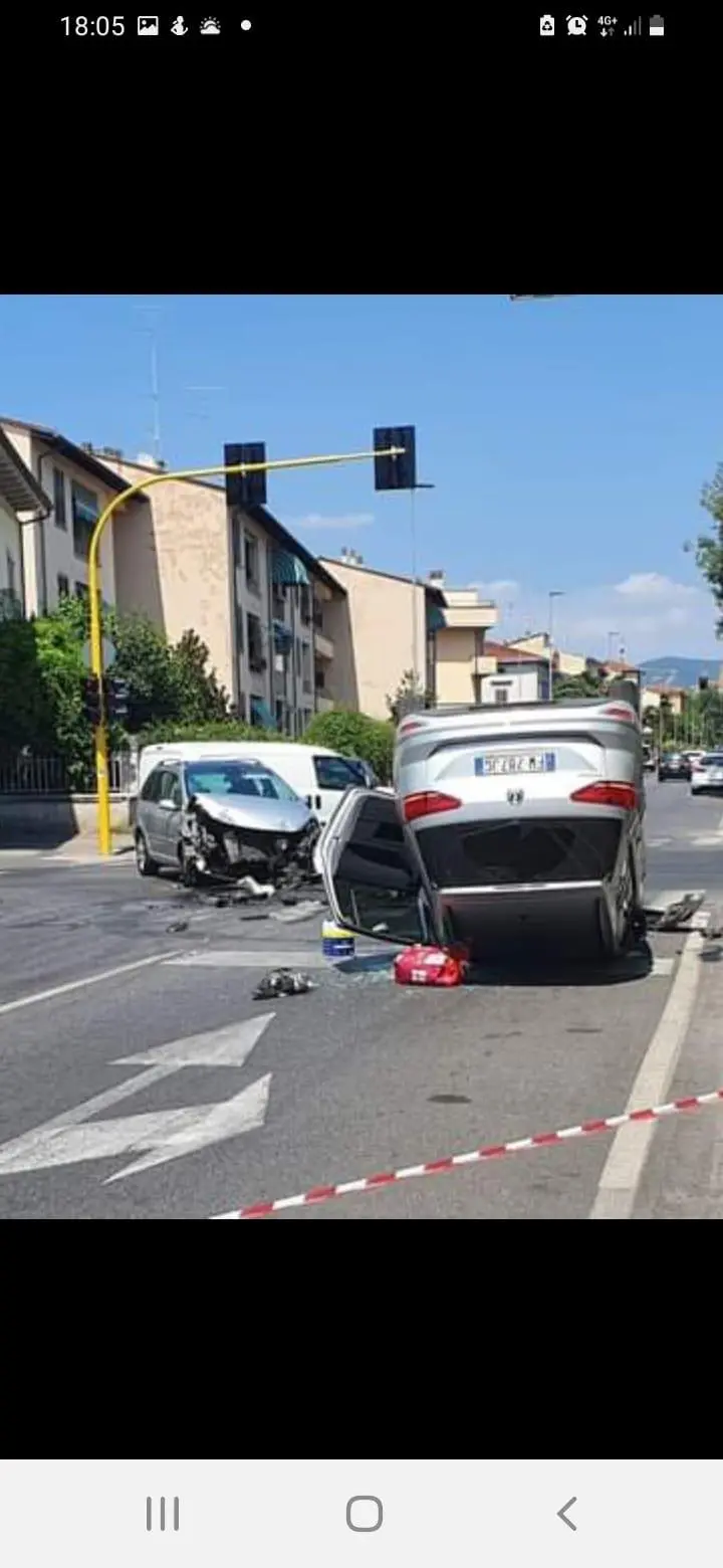 Scontro tra auto Una si cappotta In tre all’ospedale