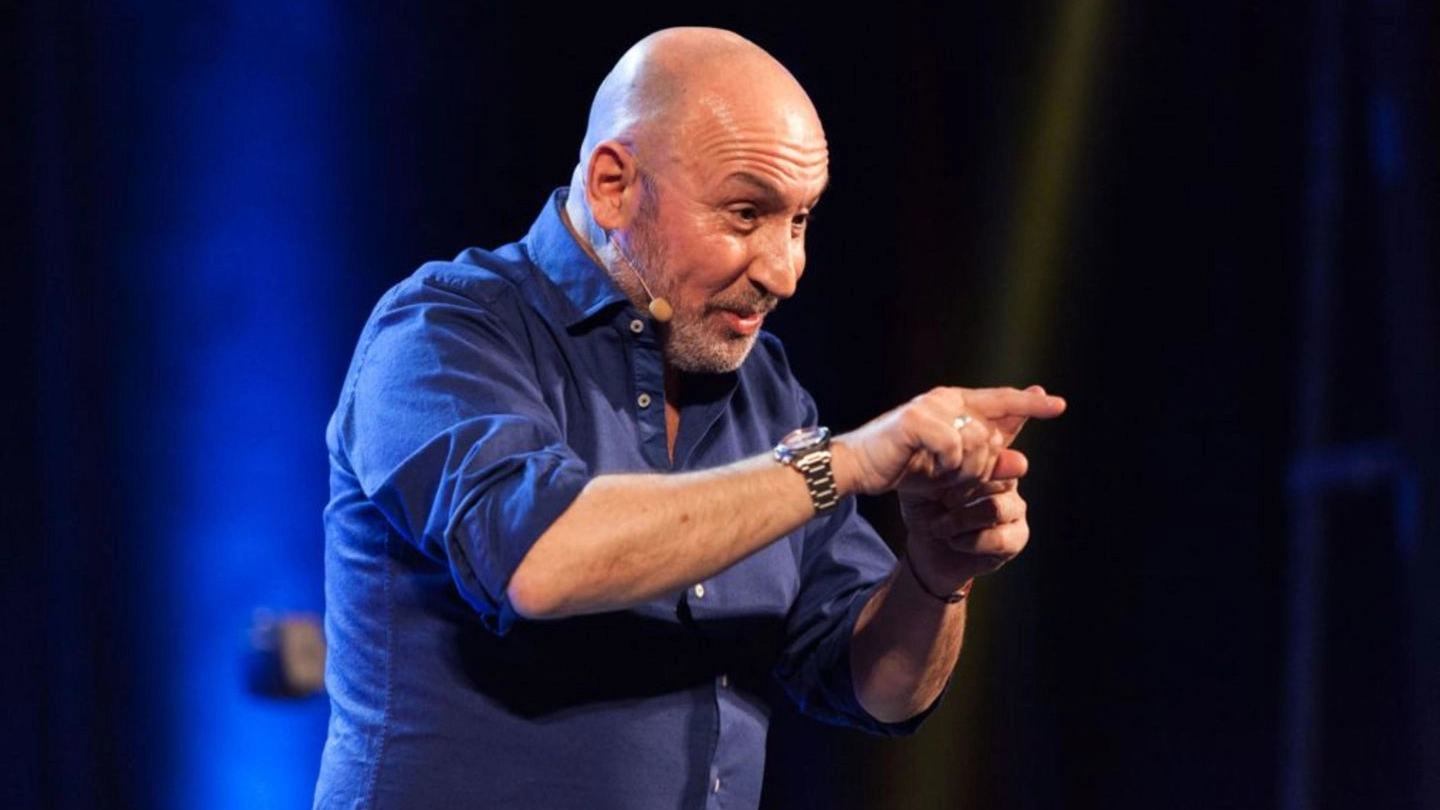 Maurizio Battista, comico, cabarettista, attore, conduttore televisivo e regista teatrale, aveva annullato il suo spettacolo contestando la location