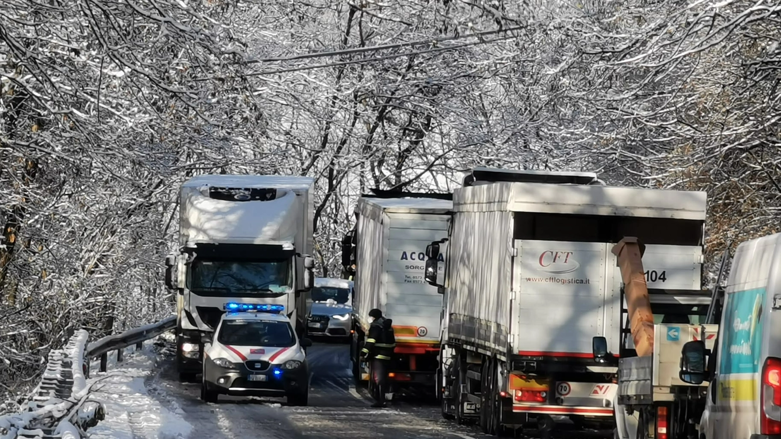 Disagi per la neve a bassa quota (Acerboni/Foto Castellani)