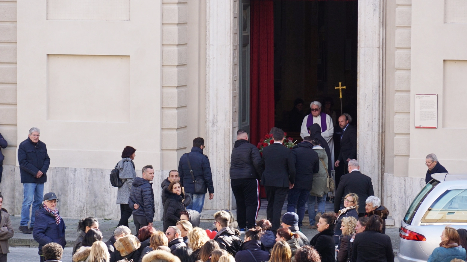 L'arrivo del feretro in chiesa (foto Sarah Esposito/Germogli)