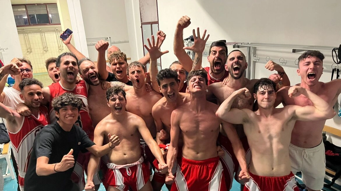La festa biancorossa negli spogliatoi La festa biancorossa negli spogliatoi