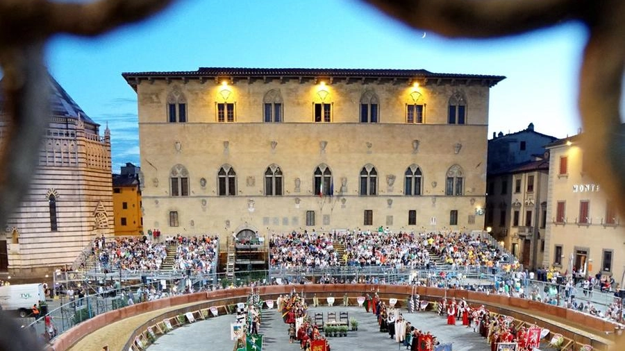 Dopo due anni di stop a causa della pandemia stasera torna la gara fra rioni in piazza del Duomo. Gli ultimi vincitori dopo le prove sembrano ancora i favoriti, ma fare pronostici è molto difficile