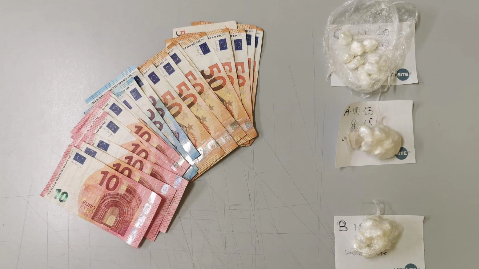 Giovane arrestato dai poliziotti con la cocaina in auto Giovane arrestato dai poliziotti con la cocaina in auto