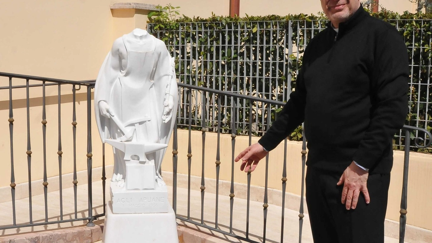  Don Maurizio Iandolo, parroco  del Cinquale, davanti alla statua decapitata di San Giuseppe