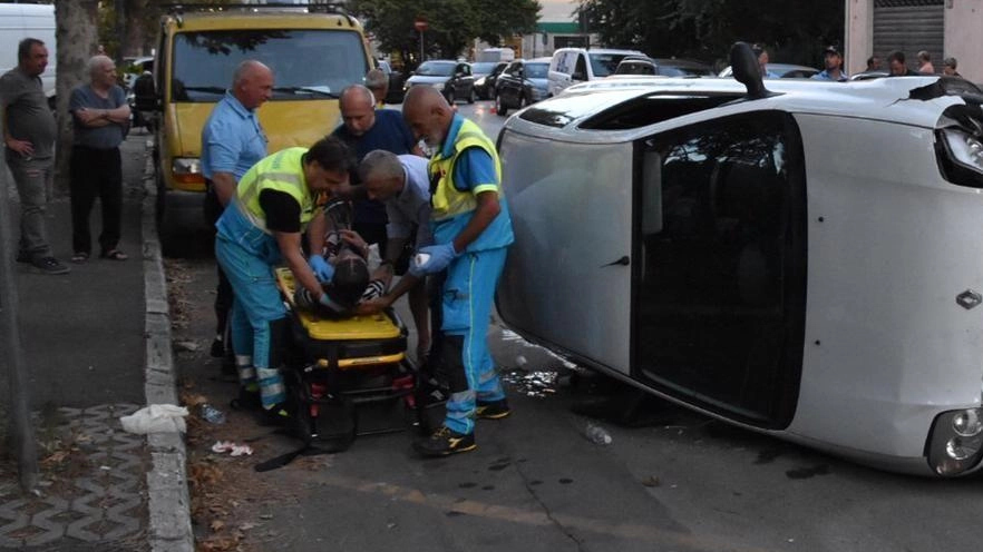 

Auto contro bici a Grosseto: ciclista in ospedale, auto si ribalta, donna ferita