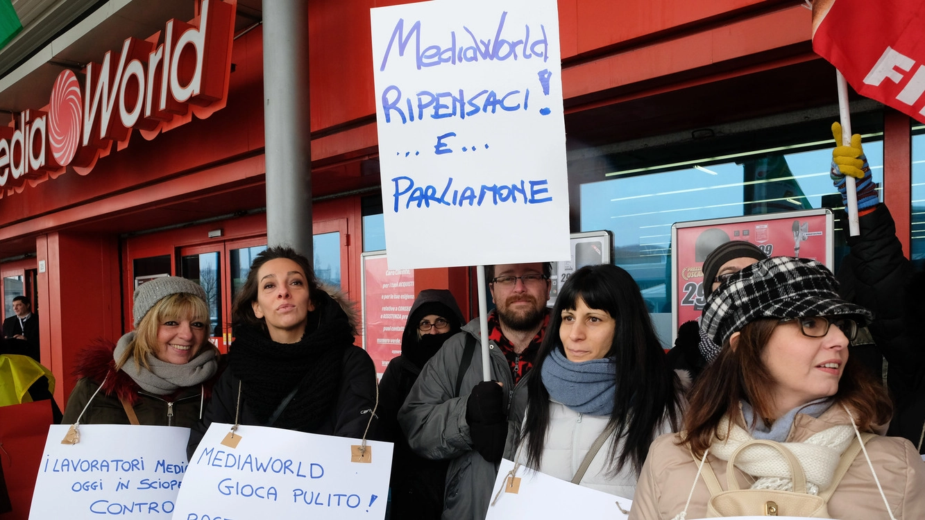 Protesta dei dipendenti Mediaworld del Centro Meraville a Bologna 