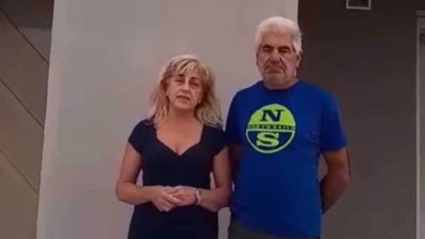Paola e Paolo Cerretini durante una delle tante manifestazioni della settimane scorse per difendere la loro villetta dalla demolizione