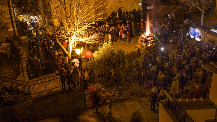 La fiaccolata del 30 dicembre a Santa Fiora è molto sentita. La presenza e la partecipazione al rito del fuoco coinvolge tutti in una sorta di Capodanno anticipato