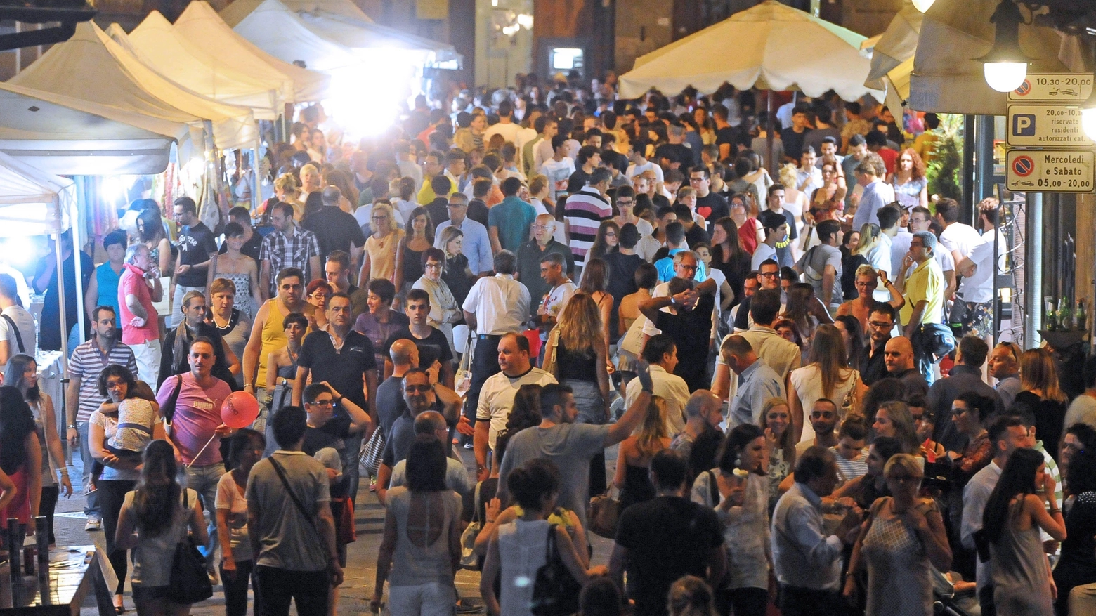 Saldi e divertimento C’è lo shopping di sera Saldi e divertimento C’è lo shopping di sera
