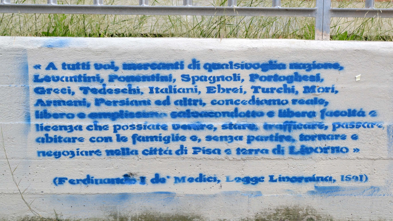 Un murale che ricorda le Leggi Livornine (Foto Lanari)