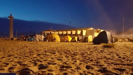 Il mini campeggio notturno (abusivo) sulla spiaggia
