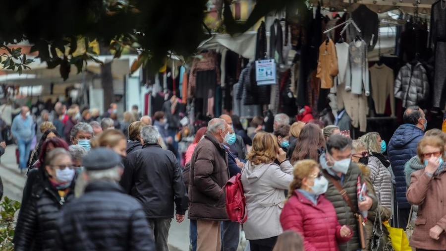 Gente al mercato (Fotocronache Germogli)