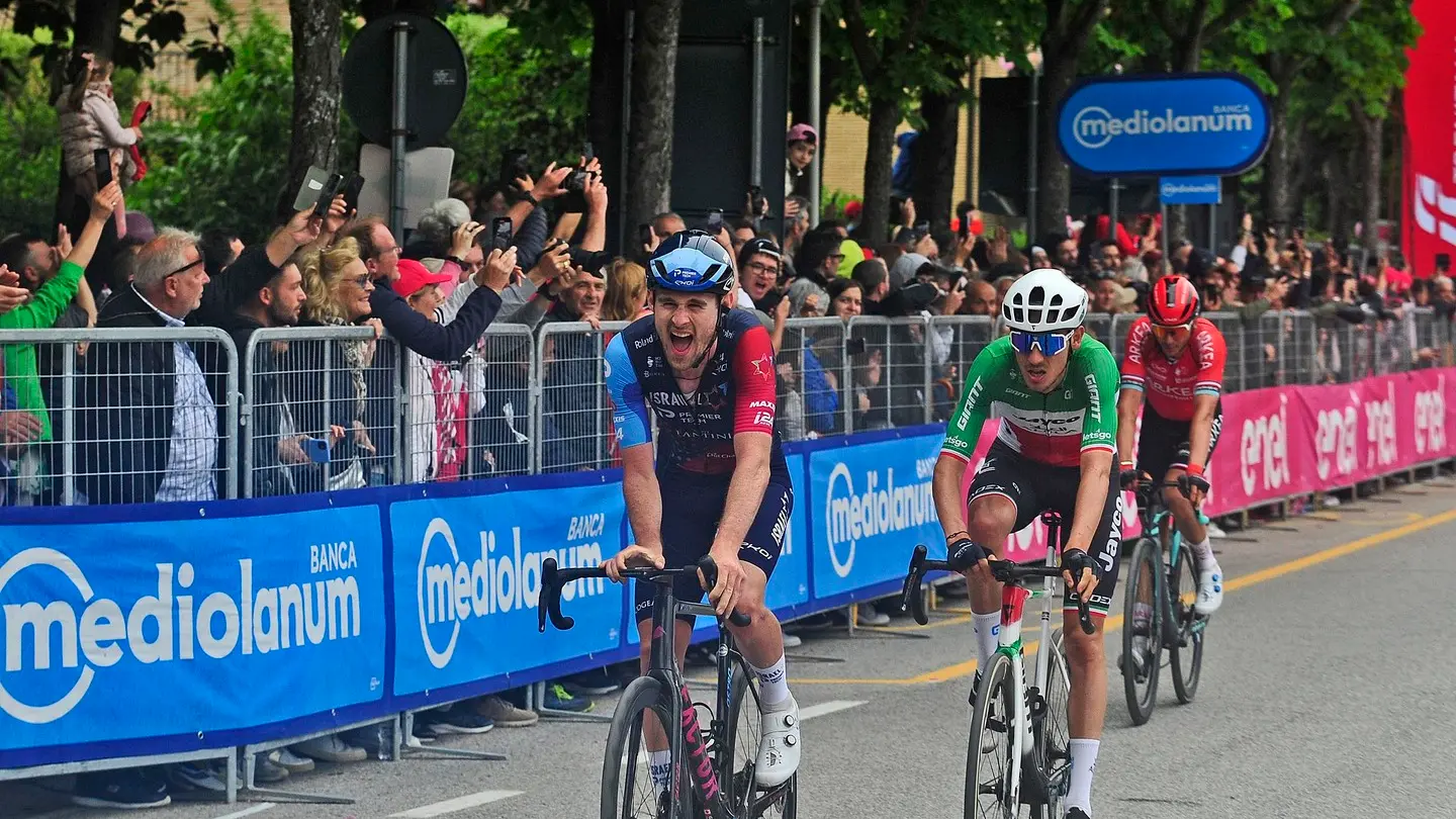 Il Giro d’Italia attraversa oggi la Val di Magra e la Val di Vara arrivando dalla Toscana per raggiungere il traguardo di Tortona Il Giro d’Italia attraversa oggi la Val di Magra e la Val di Vara arrivando dalla Toscana per raggiungere il traguardo di Tortona