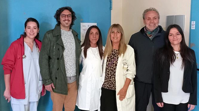 L’incasso di una serata. Dono del Vinaio di Furio al reparto di Ematologia L’incasso di una serata. Dono del Vinaio di Furio al reparto di Ematologia