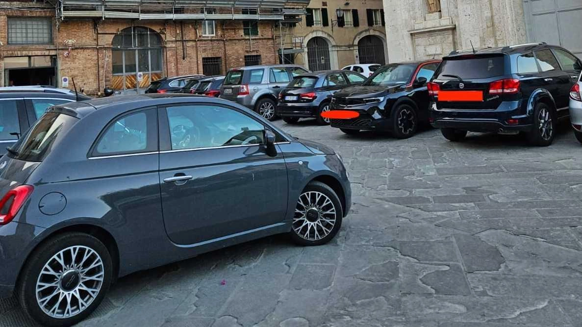 Piazze storiche come posteggi: "Problemi di sosta per i residenti" Piazze storiche come posteggi: "Problemi di sosta per i residenti"