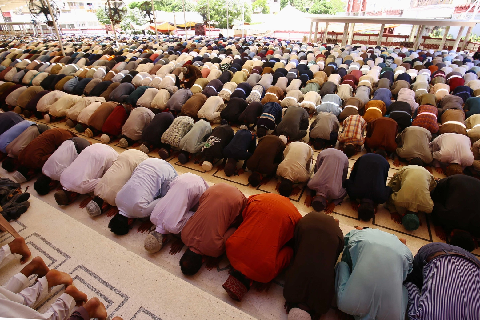 Ramadan: fedeli musulmani durante la preghiera