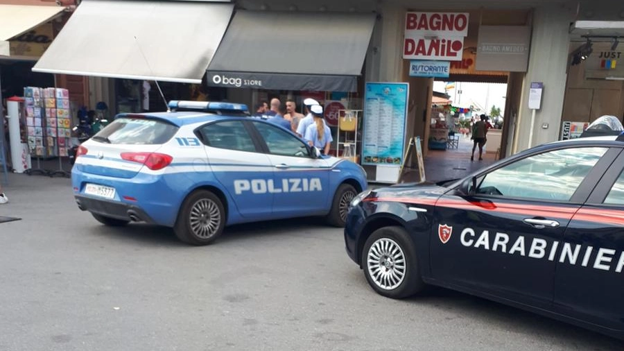 Viareggio, l'intervento di Polizia e Carabinieri in Passeggiata