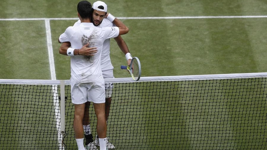 L'abbraccio tra Djokovic e Berrettini alla fine della gara (Ansa)