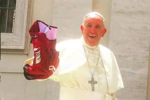 Papa Francesco "ultras": riceve e sventola la maglia dell'Arezzo