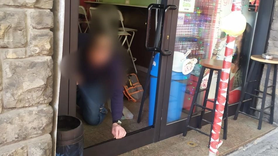 La banda del tombino colpisce ancora Preso di mira il kebab in via Doni La banda del tombino colpisce ancora Preso di mira il kebab in via Doni