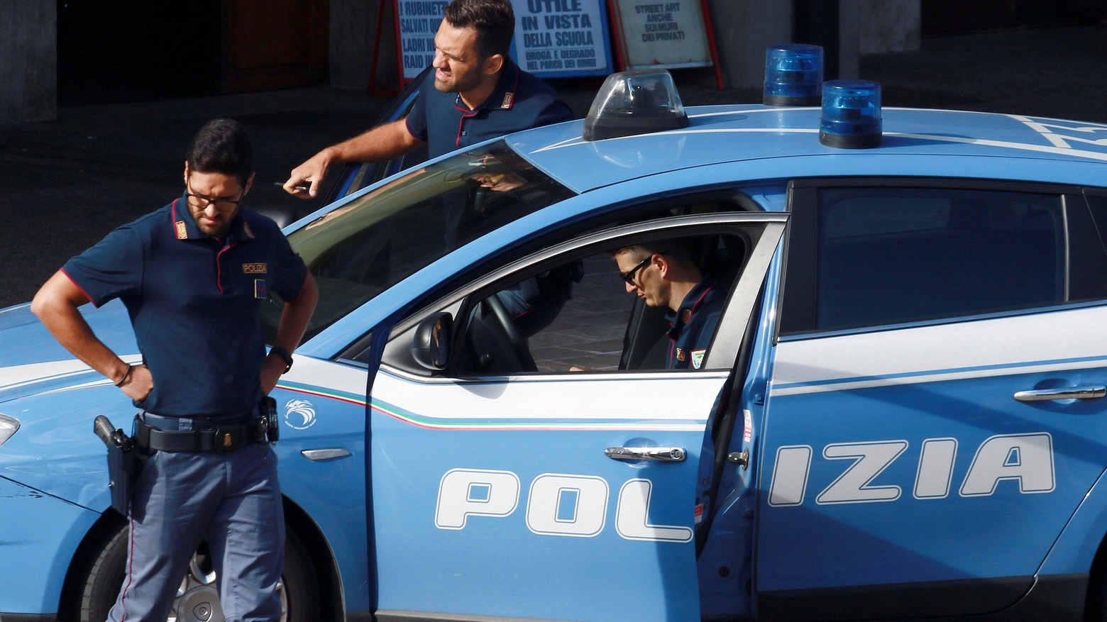 Controlli della volante della polizia di stato alla stazione. Foto Gianni Nucci/Germogli