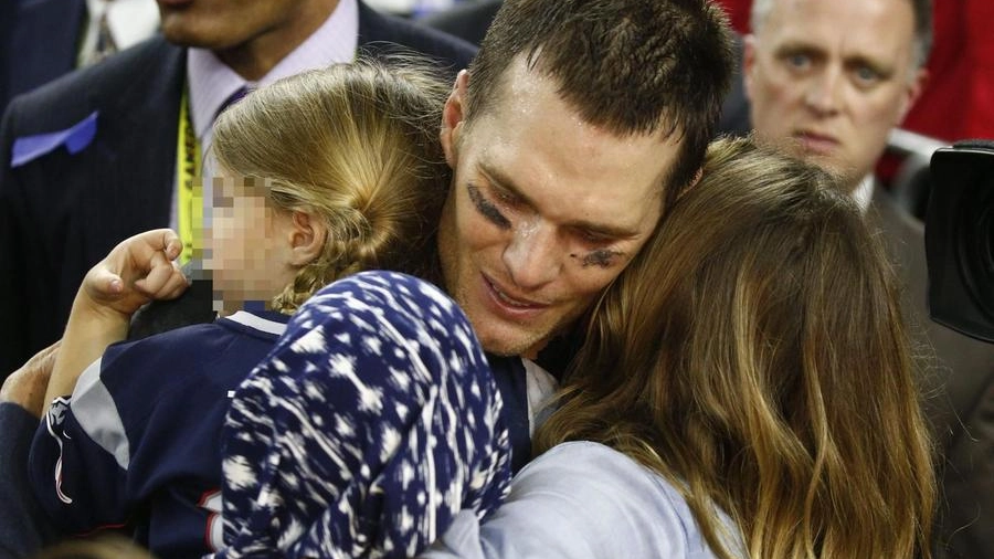 Brady abbraccia moglie e figlia