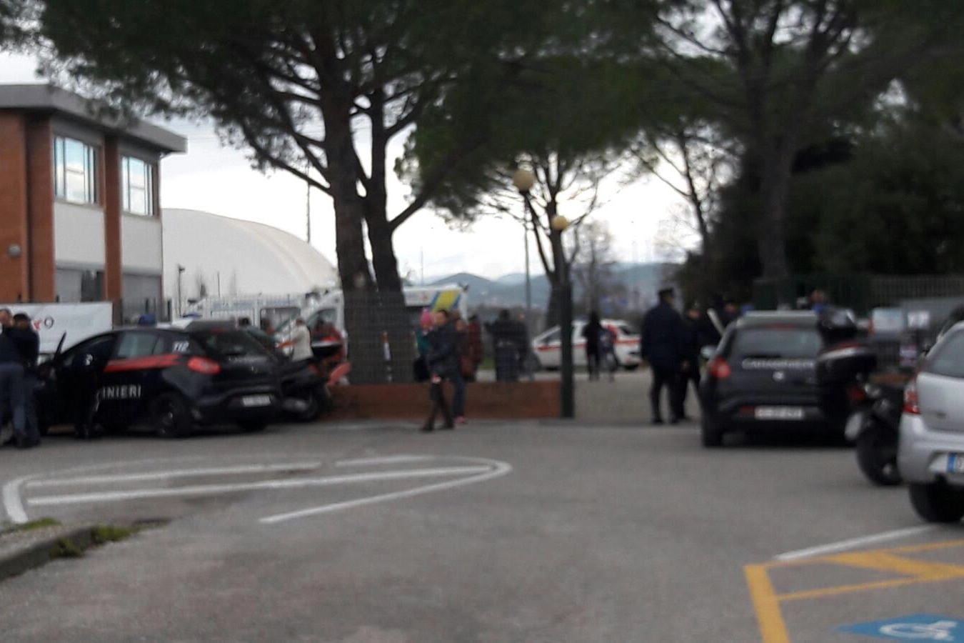 I carabinieri arrivano sul luogo della tragedia