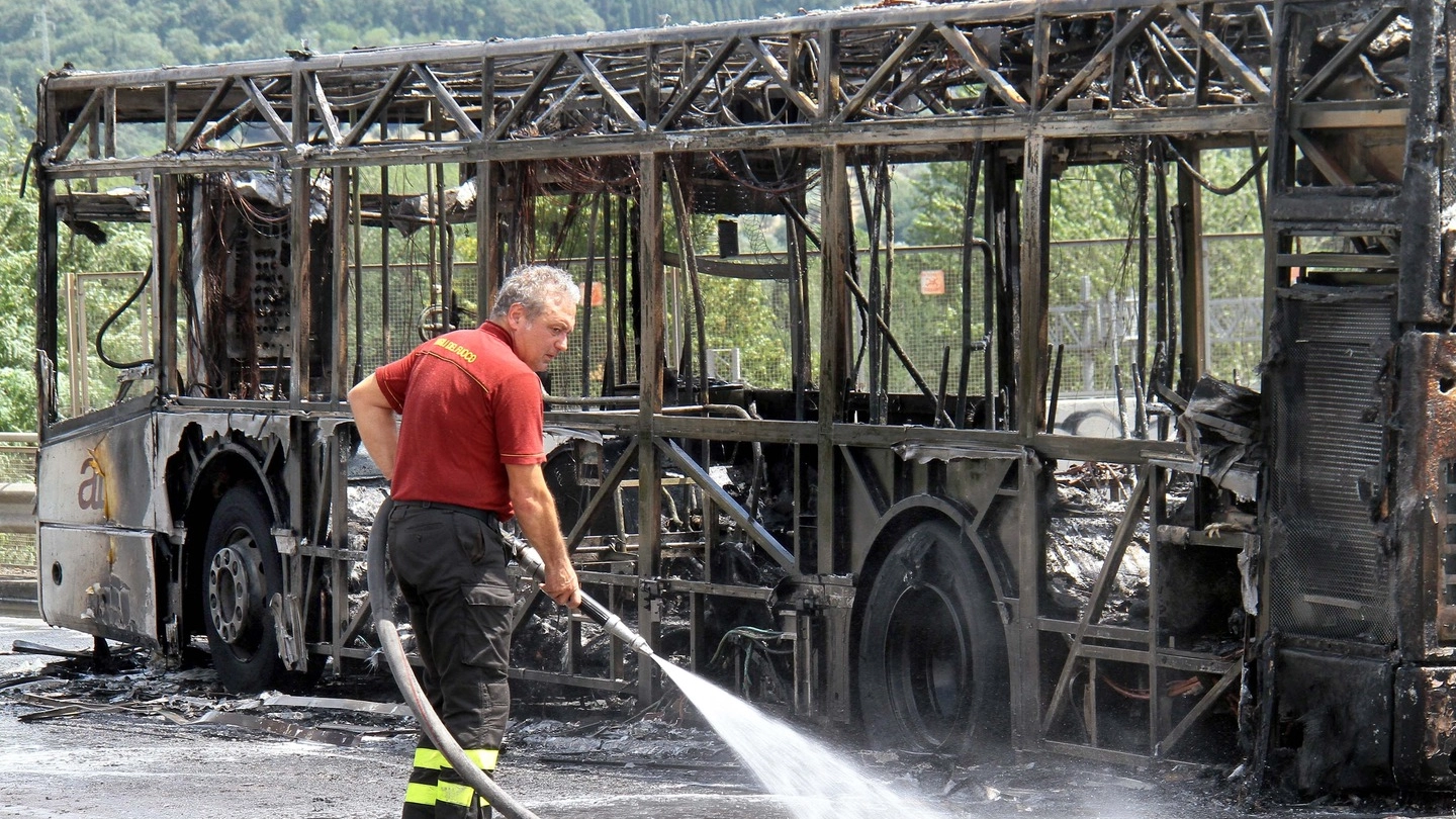 L'autobus Ataf completamente distrutto dalle fiamme (New Press Photo)