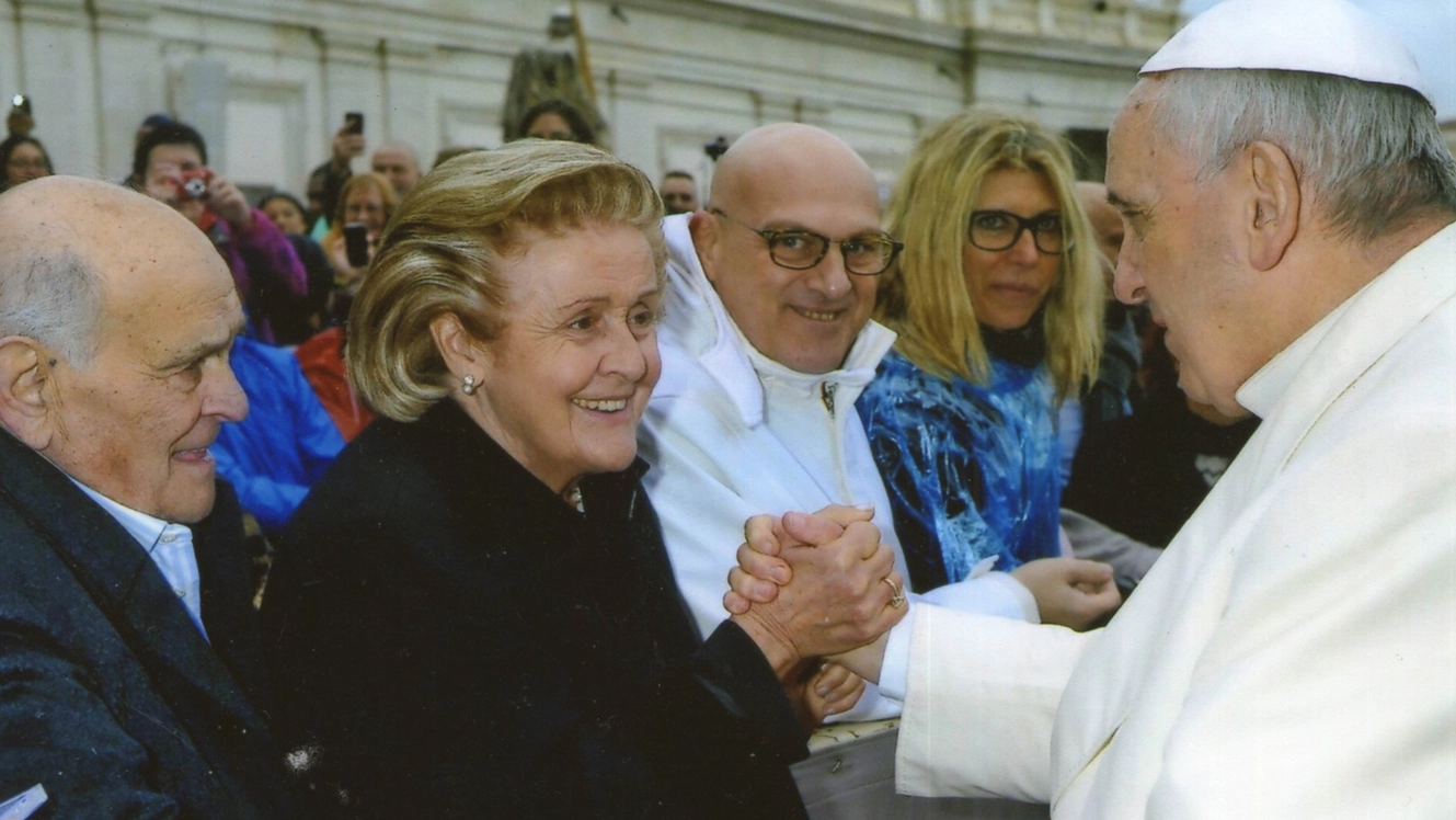 Gabriella Fantozzi con il marito Alfiero, mentre stringe la mano a Papa Francesco