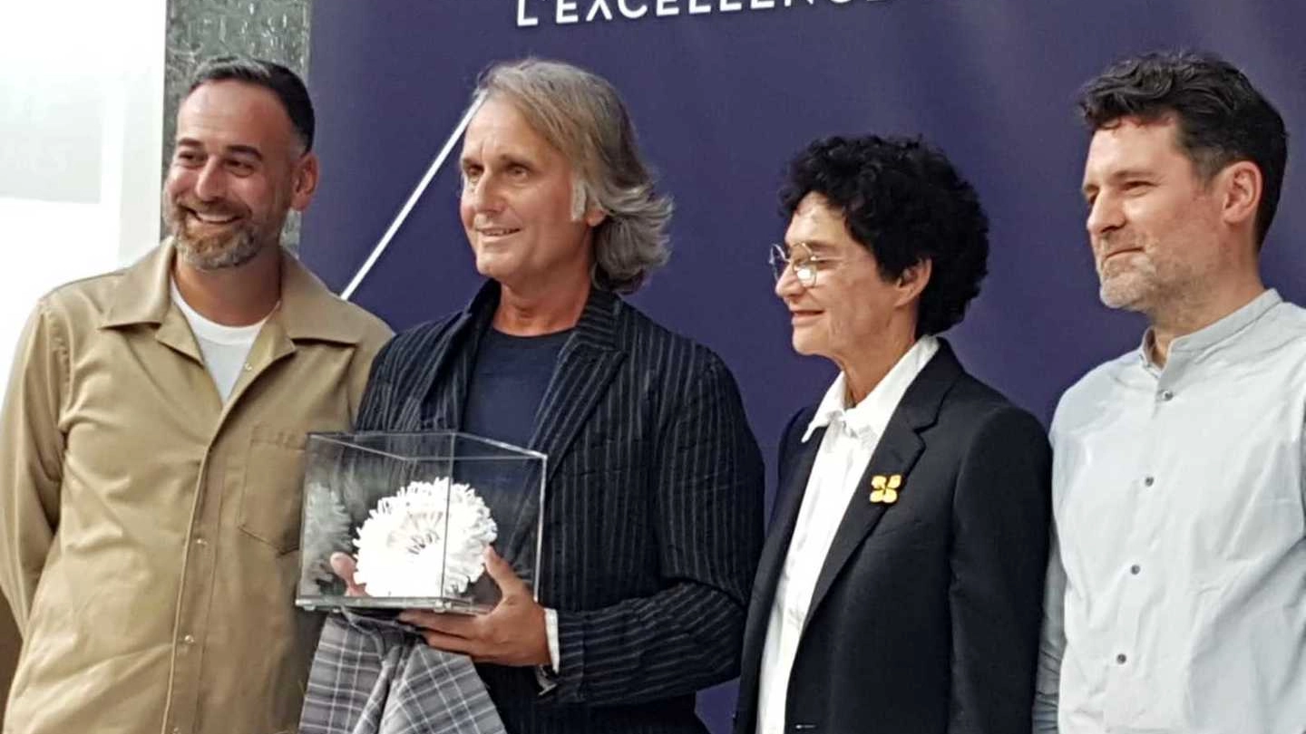 Riccardo Bruni, secondo da sinistra, riceve  a Parigi il premio Handle