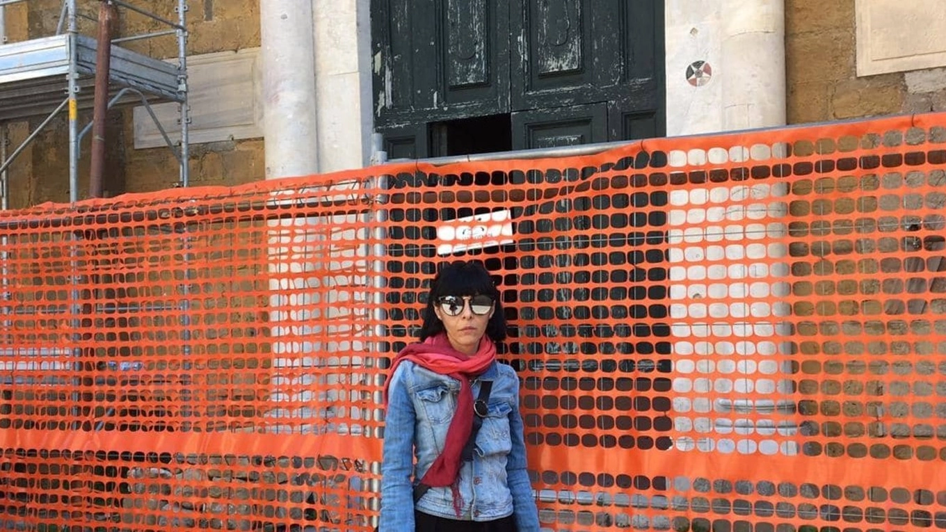 L’ingresso del duomo di Volterra. La chiesa potrà riaprire i battenti il prossimo 22 settembre