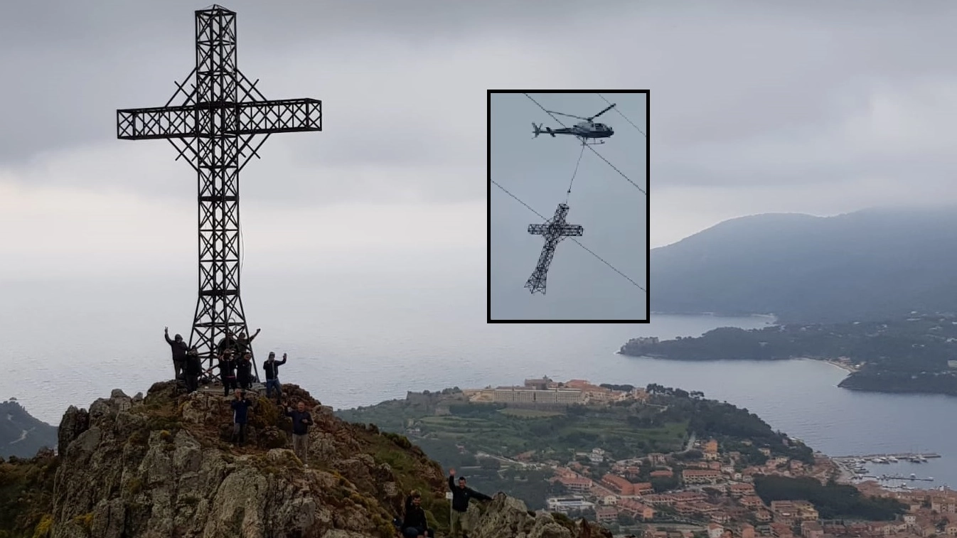La croce riposizionata e il trasporto via elicottero (Foto nel riquadro, Isola d'Elba App)