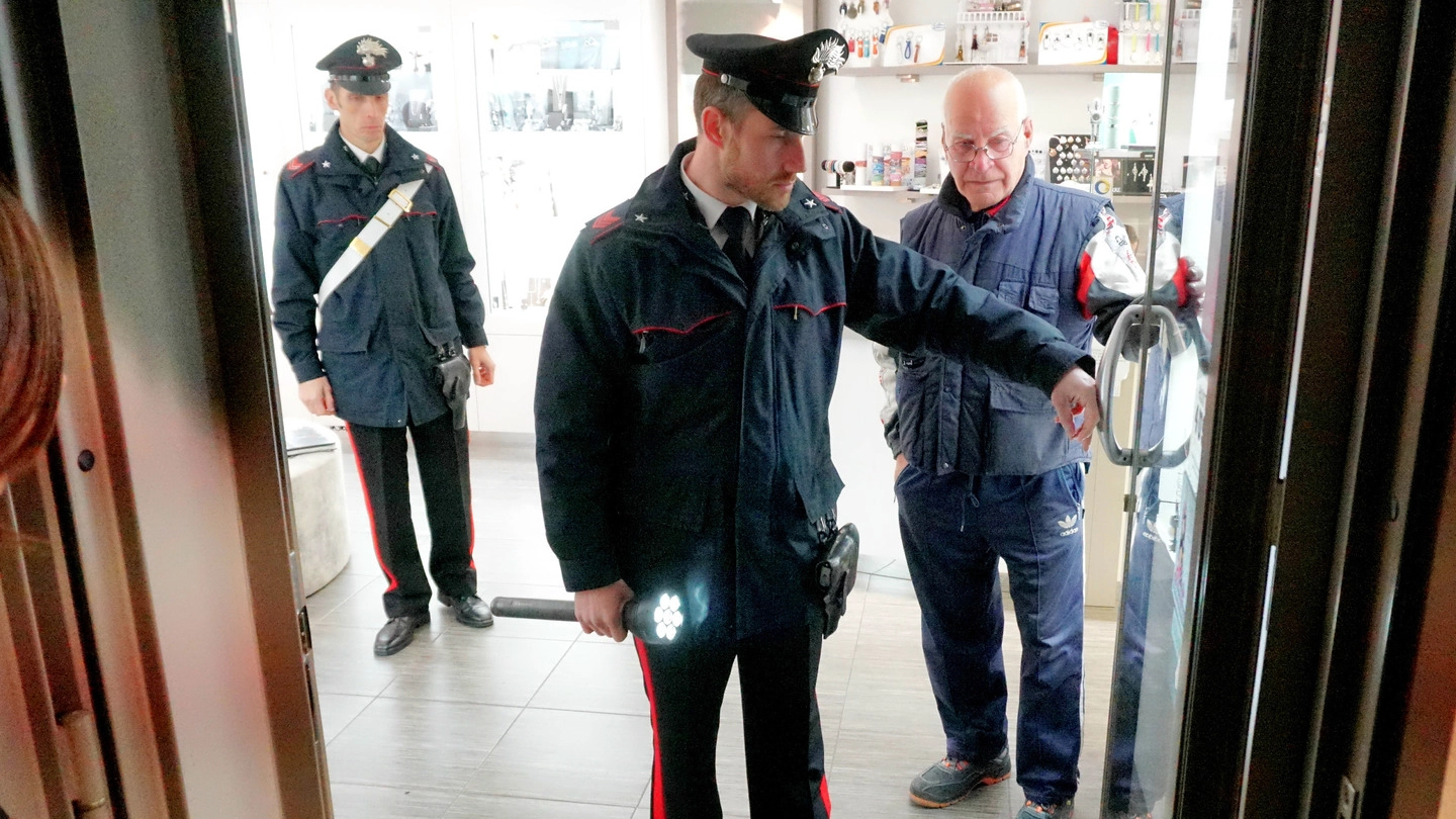 I carabinieri alla gioielleria Oro Kappa per le indagini dopo la rapina. I banditi furono arrestati in breve tempo dalla Squadra mobile di Padova