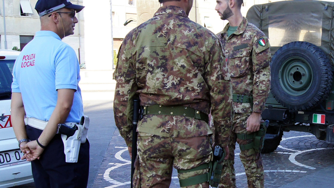 I militari e la polizia municipale mentre presidiano il quartiere della stazione di Pontedera