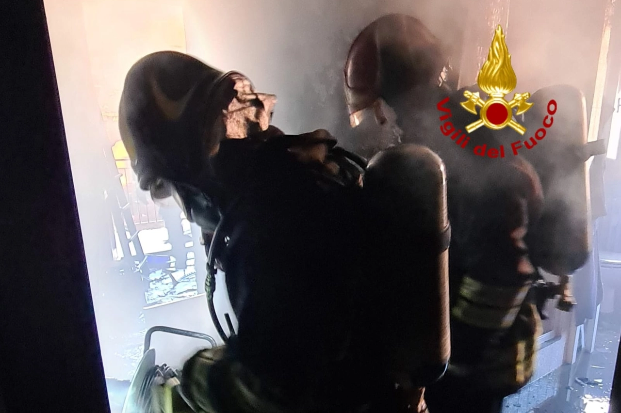 I vigili del fuoco nell'appartamento invaso dal fumo