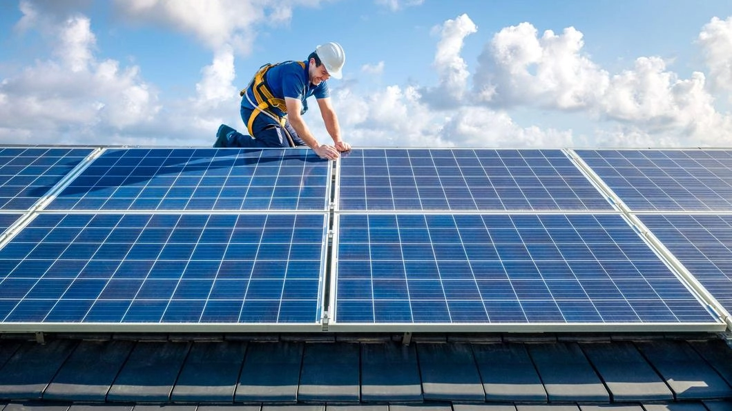 Cecina, il piano da 2,3 milioni di euro per impianti fotovoltaici ad accumulo per otto istituti. Il sistema consentirà di ’azzerare’ i consumi dalla rete elettrica e rendendo le sedi indipendenti.