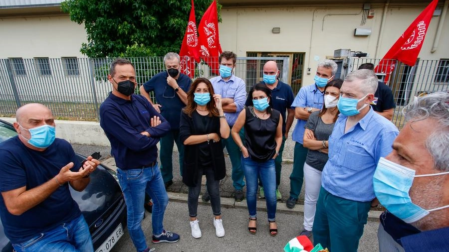 Ieri il presidio dei lavoratori davanti alla sede dell’azienda a Scopeti (Foto Germogli)